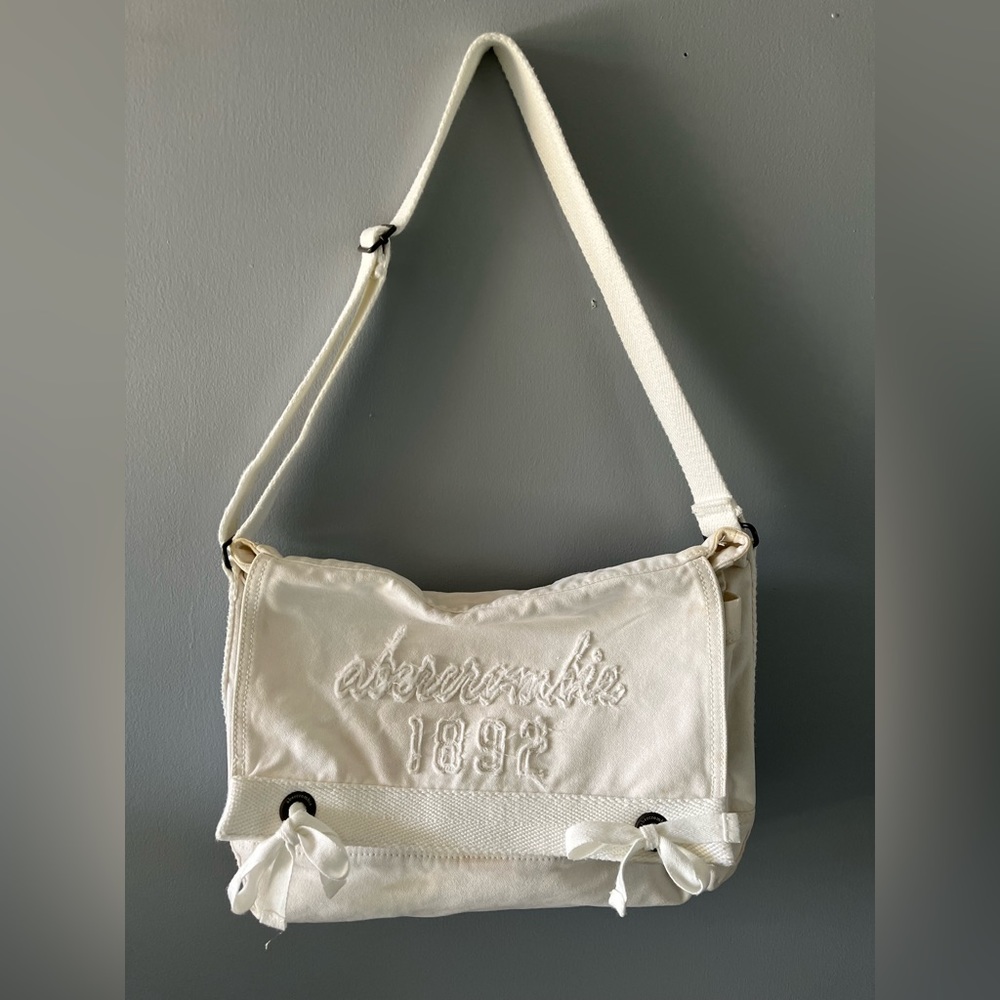 Abercrombie New York white messenger bag - 16x10
